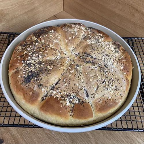 Guten Morgen Ring fertig gebacken in der runden, weißen Steinform