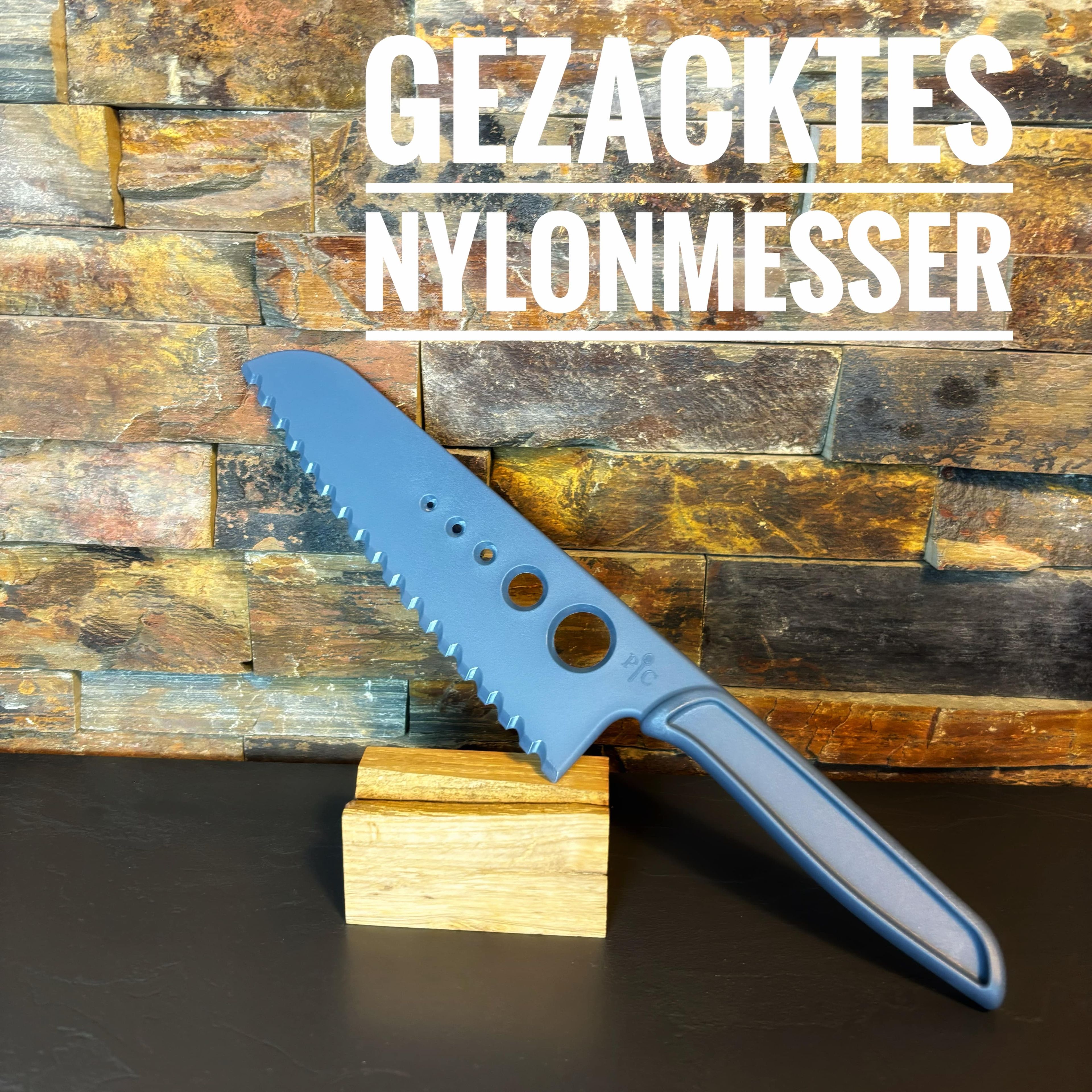 Gezacktes blau-graues Nylonmesser für die Teigunterlage