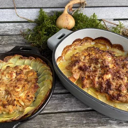 Fertig gebackenes Hakfleischgericht mit Kartoffelscheiben und Fetakäse
